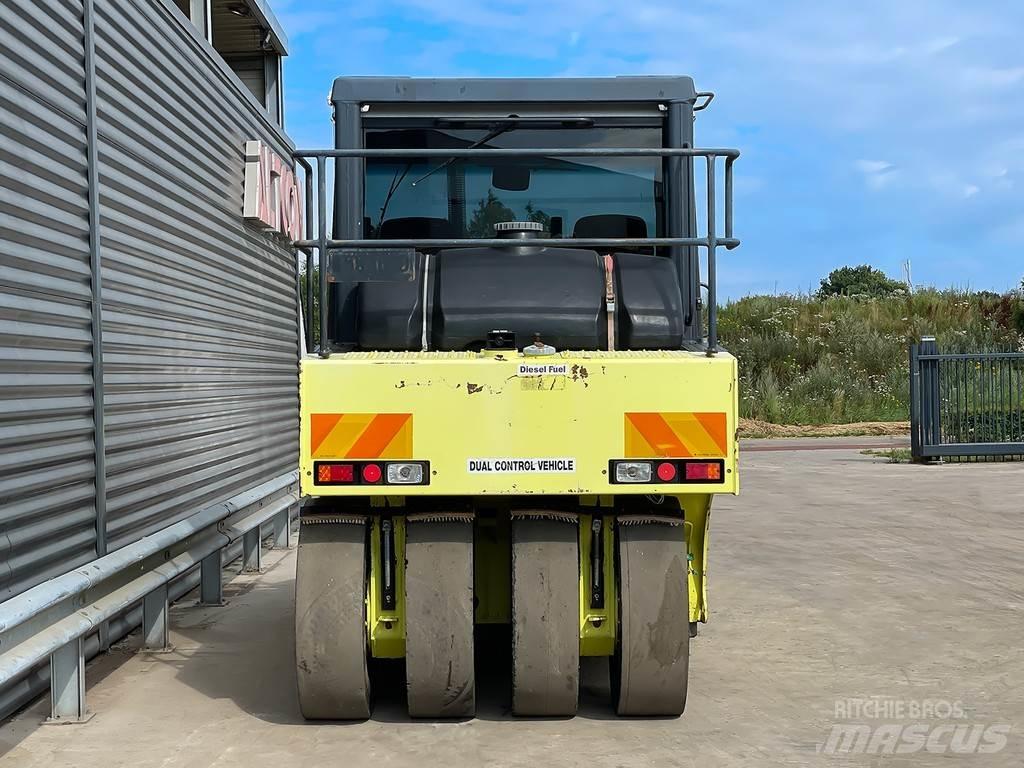 Ammann AP 240 Rodillos sobre neumáticos