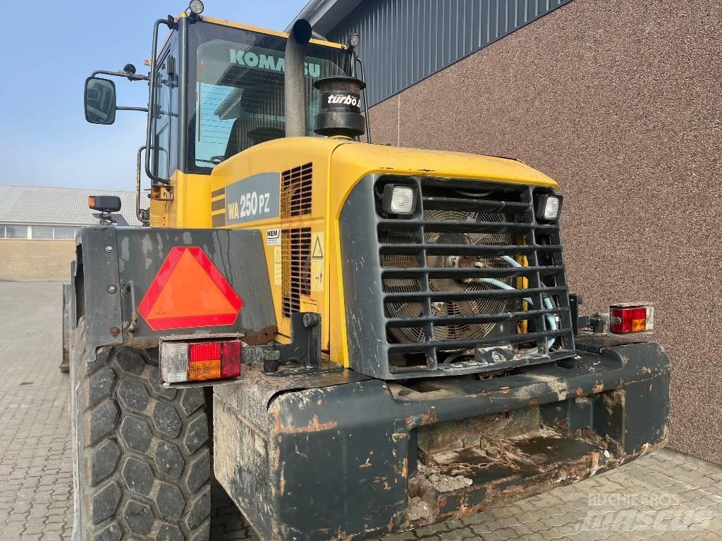 Komatsu WA 250 PZ-5 Cargadoras sobre ruedas