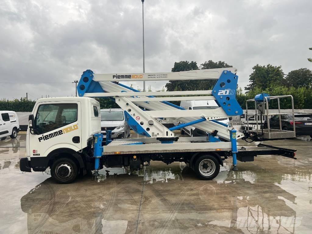 Nissan Socage 320 Plataformas sobre camión