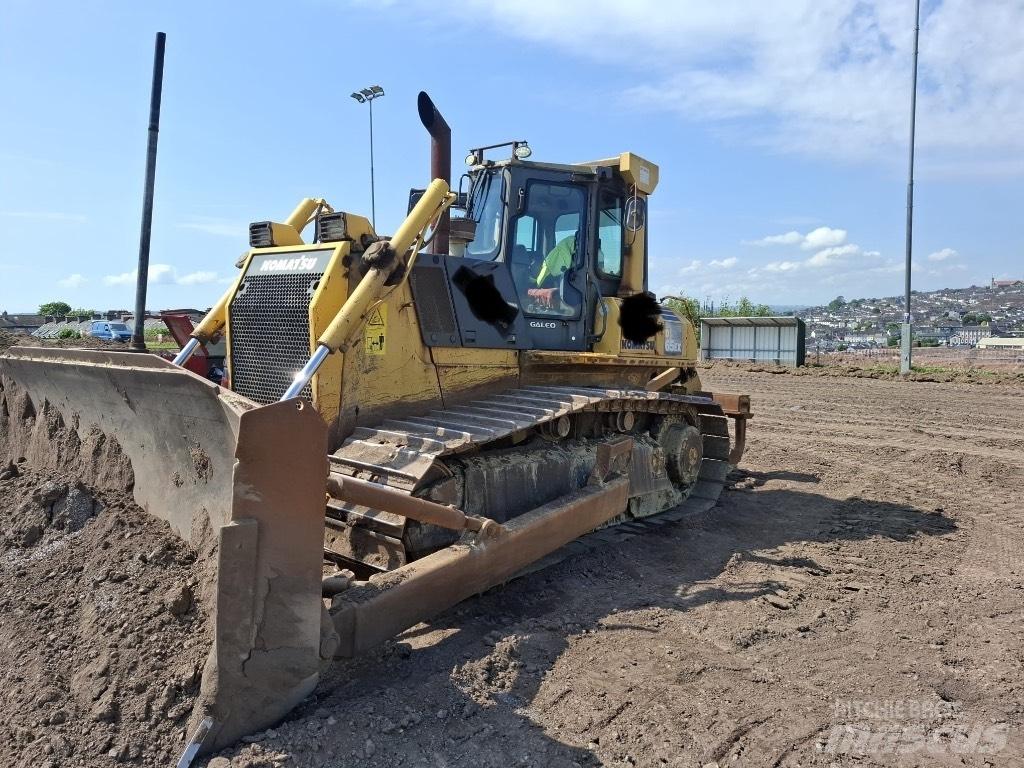 Komatsu D65x Buldozer sobre oruga