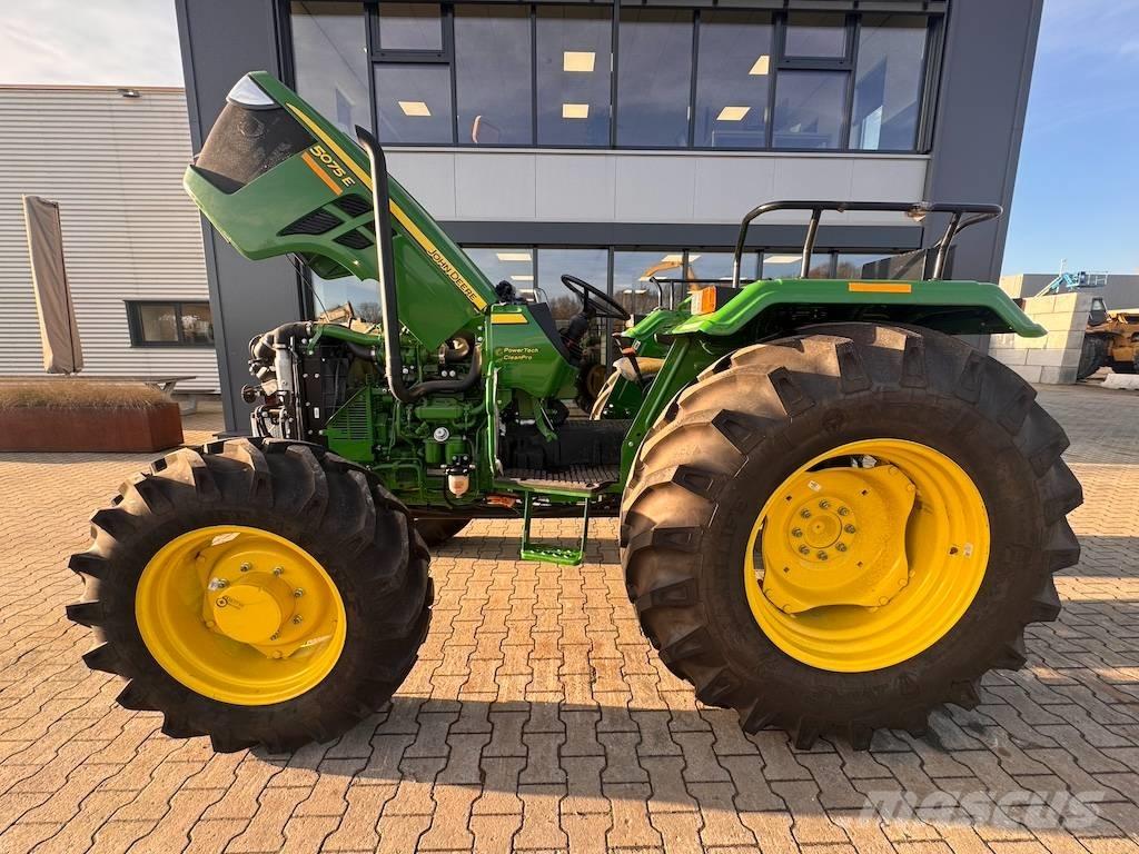 John Deere 5075 E Tractores