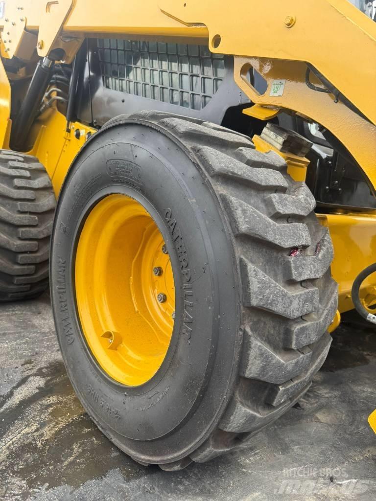 CAT 272D3 Minicargadoras