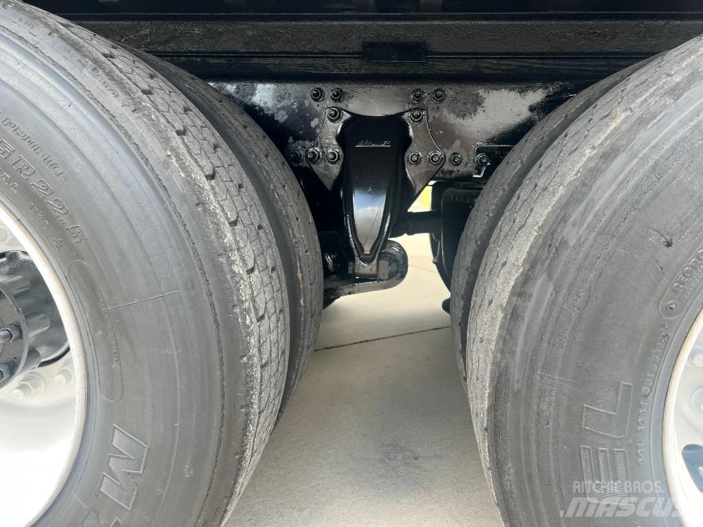 Freightliner M 106 Camiones caja cerrada
