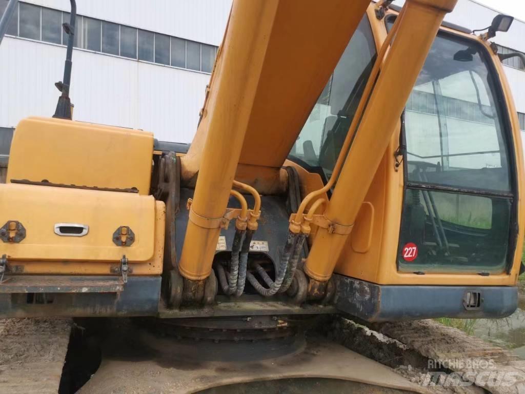 Hyundai 350L VS Excavadoras de cadenas