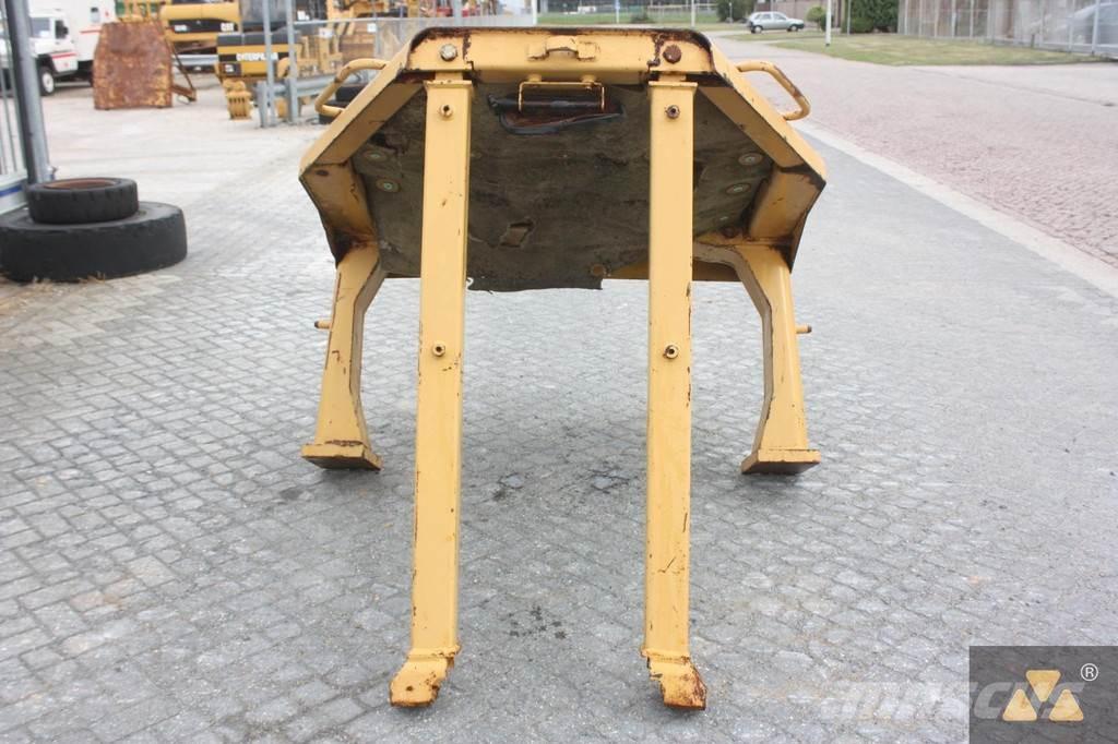 CAT D8N O-rops cab Cabinas e interior