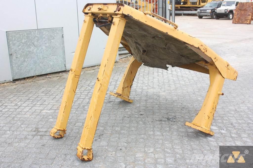 CAT D8N O-rops cab Cabinas e interior