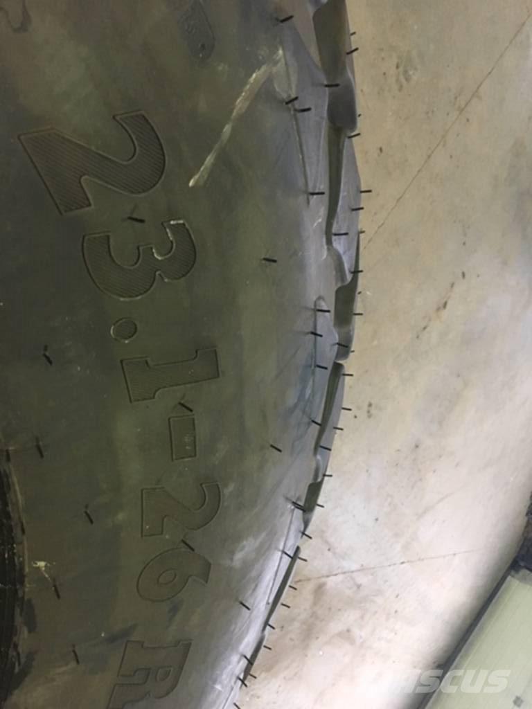 SWT 23.1 - 26 Neumáticos, ruedas y llantas