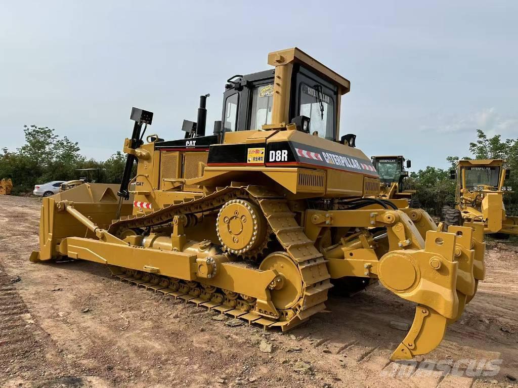 CAT D8R Buldozer sobre oruga