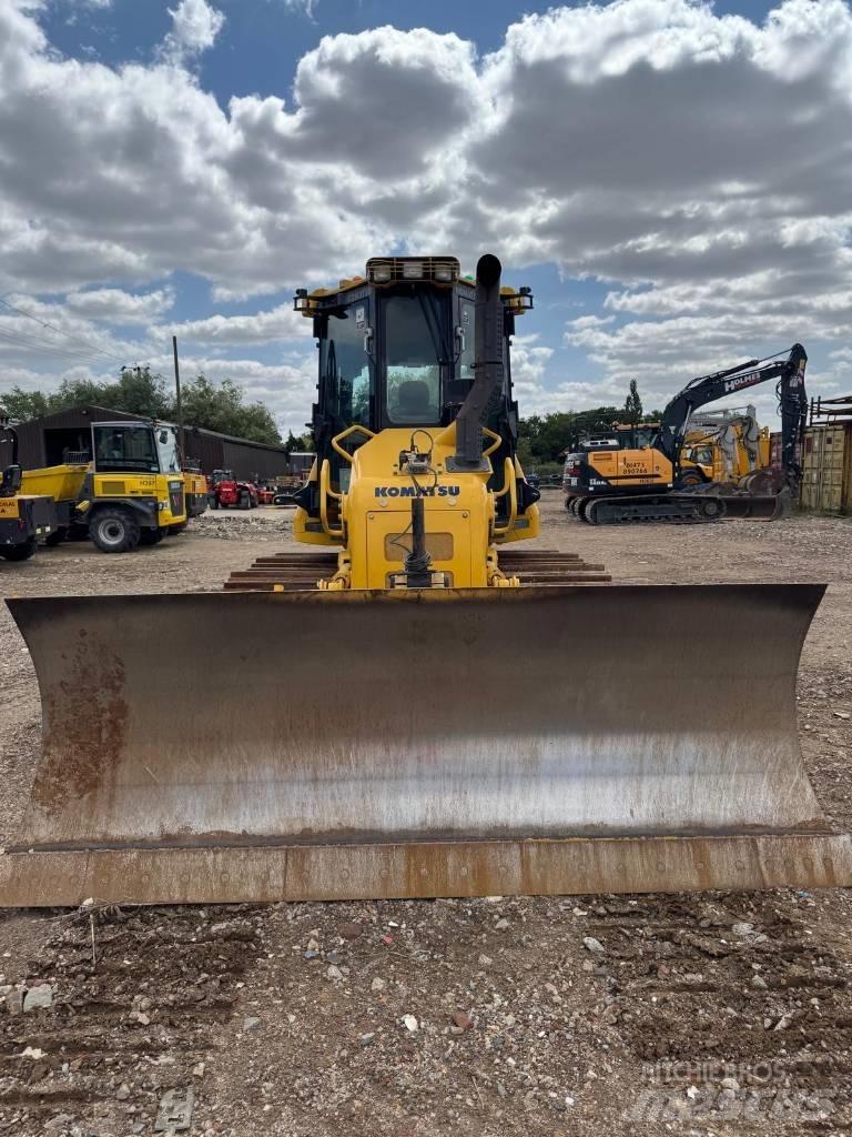 Komatsu D51PX-24 Buldozer sobre oruga