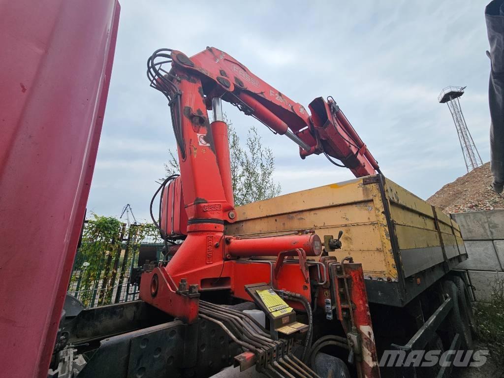 Scania P 94 FASSI Camiones caja cerrada