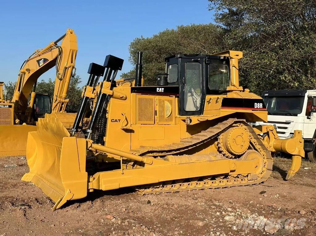 CAT D8R Buldozer sobre oruga