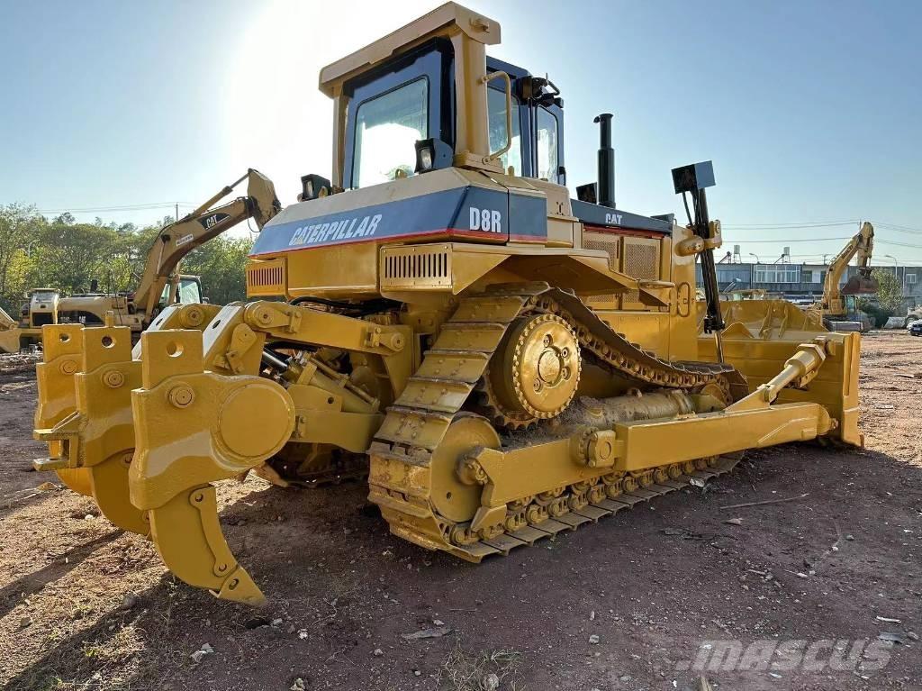 CAT D8R Buldozer sobre oruga