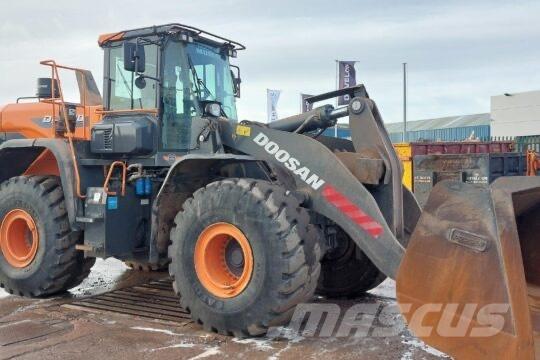 Develon DL 480-7 Retrocargadoras