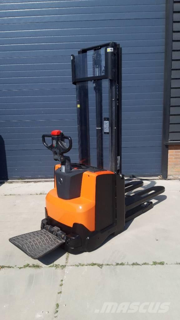 BT SWE 120 Apiladores eléctricos autopropulsados