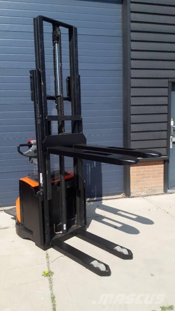 BT SWE 120 Apiladores eléctricos autopropulsados