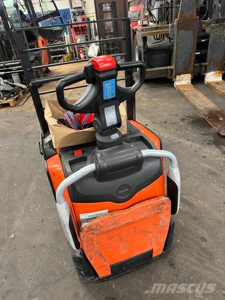 Toyota LPE220 Transpaletas Eléctricas con plataforma