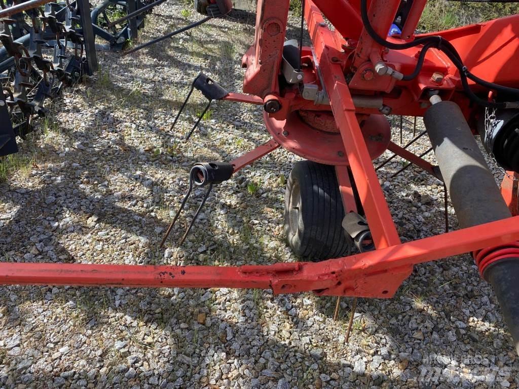 Kuhn GF8702 Rastrillos y henificadores