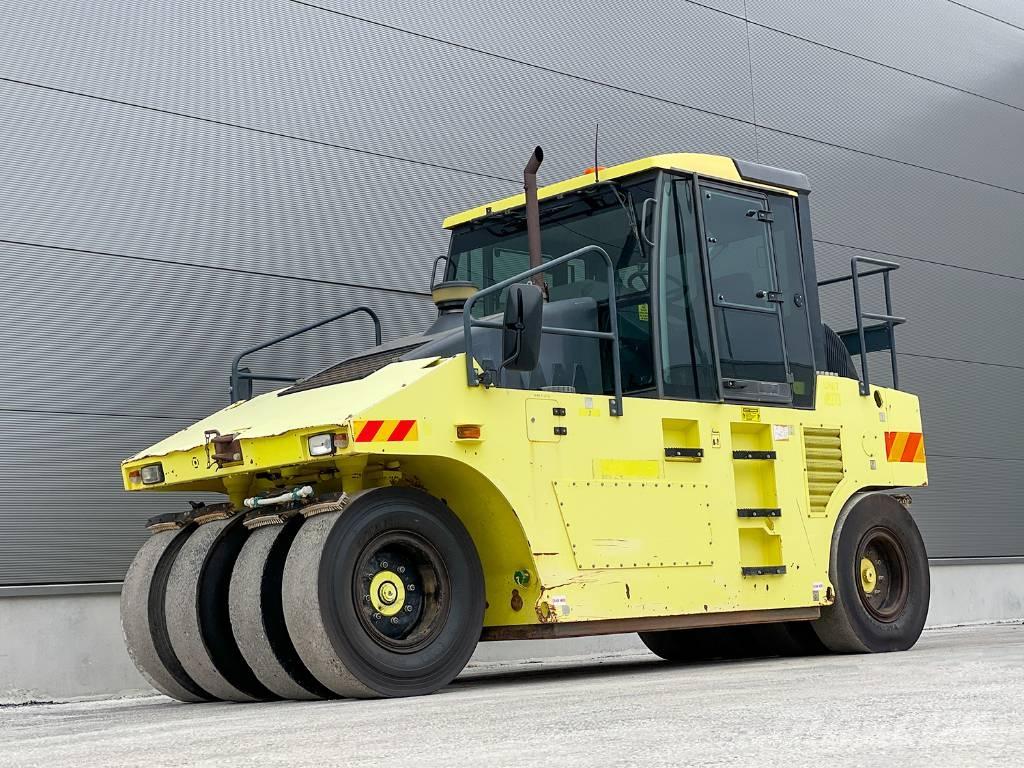 Ammann AP 240 Rodillos sobre neumáticos
