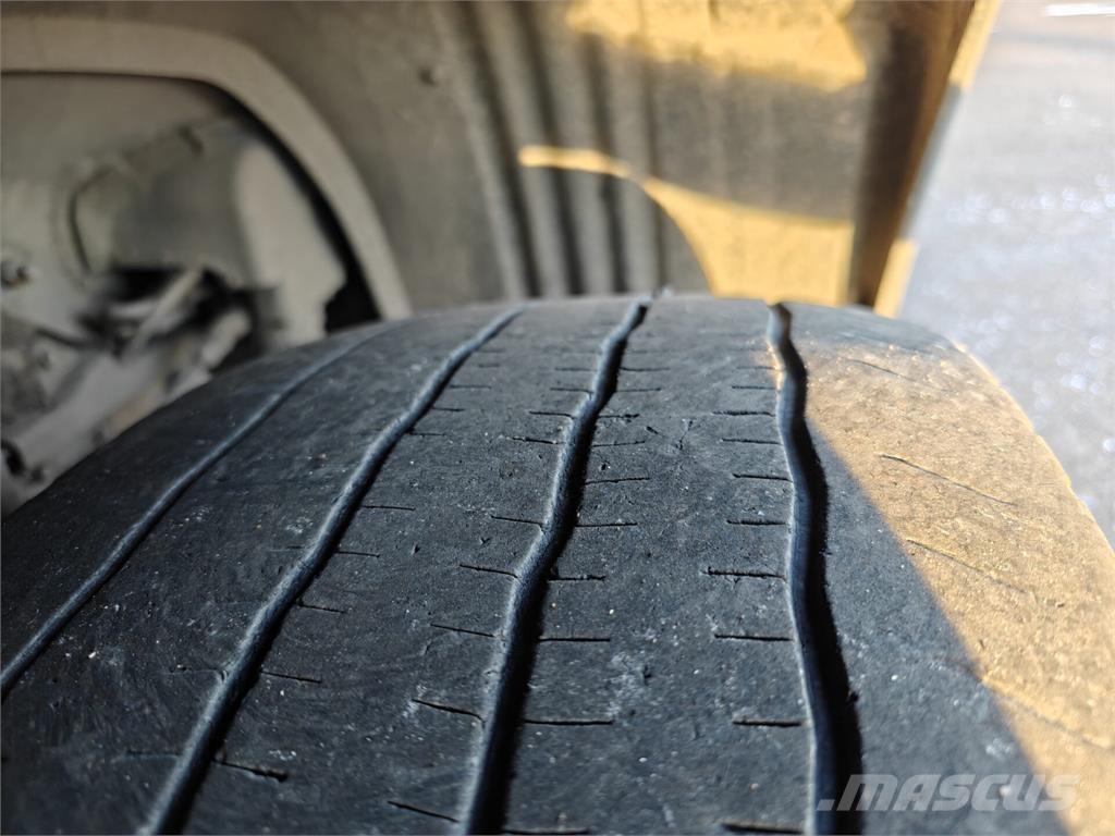 Scania P94 Camiones caja cerrada