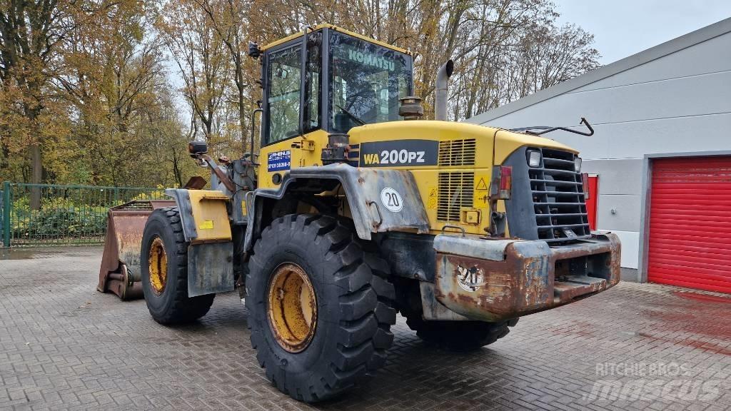 Komatsu WA 200 PZ-6 Cargadoras sobre ruedas