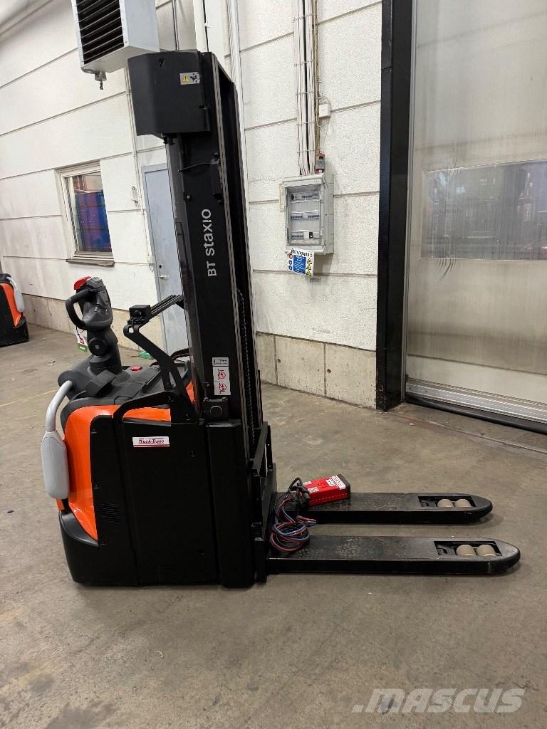 Toyota SPE140L Pedestrian stacker