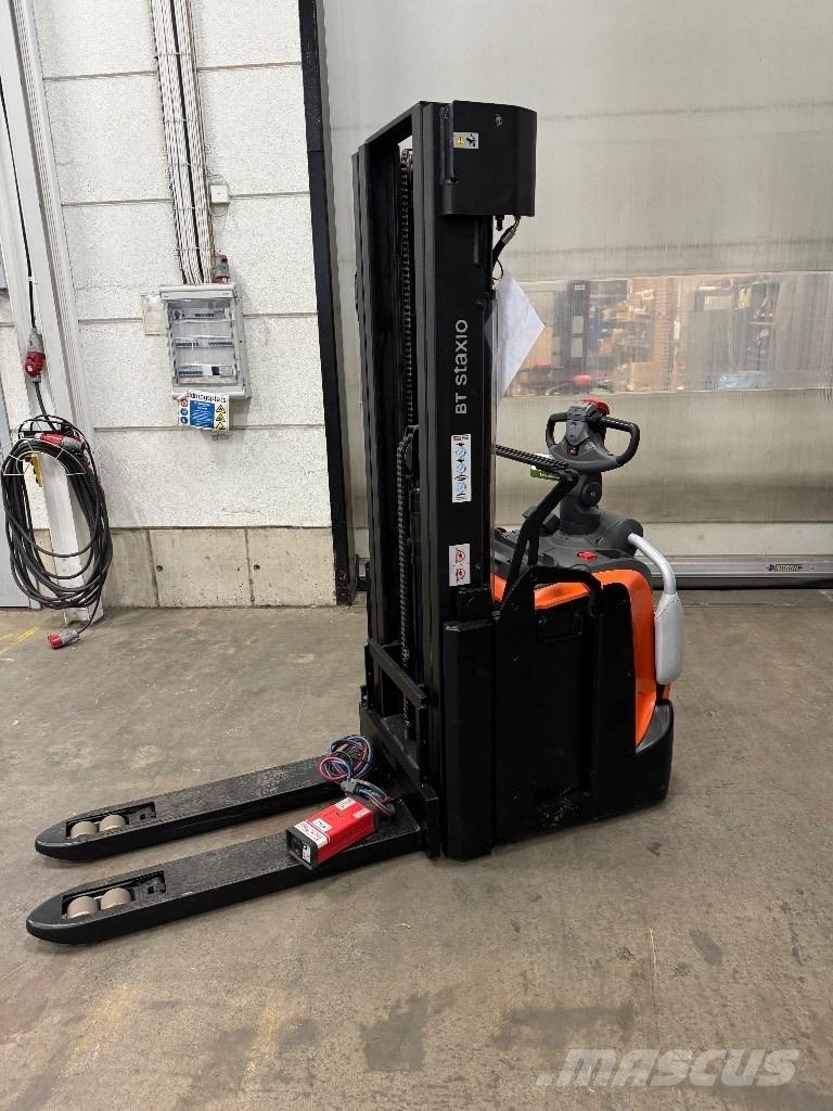 Toyota SPE140L Pedestrian stacker