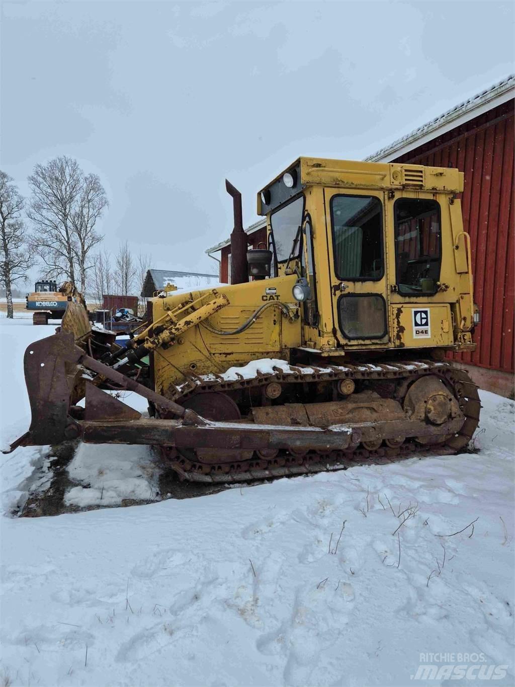 CAT D4E Buldozer sobre oruga