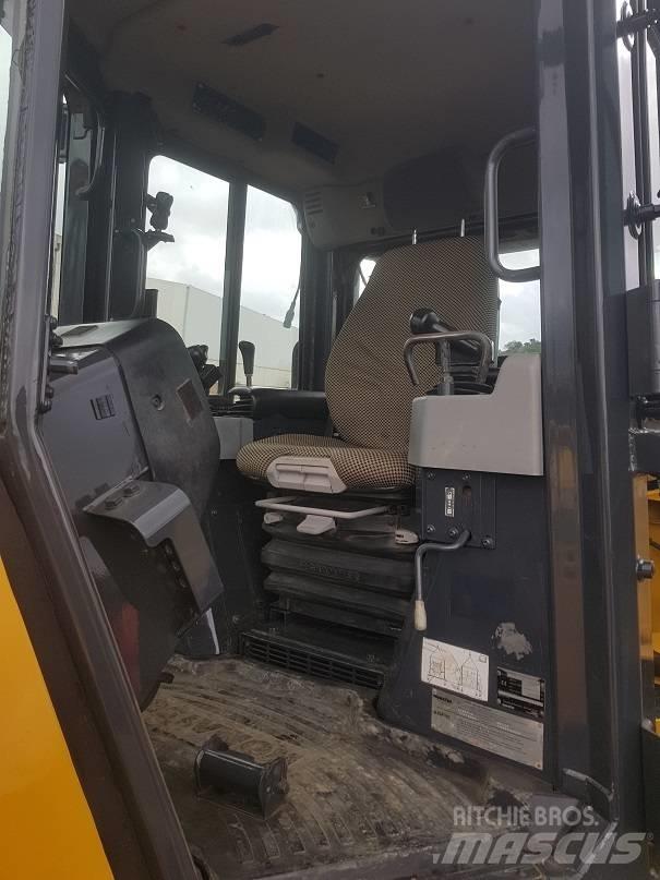 Komatsu D 51 EX-22 Buldozer sobre oruga