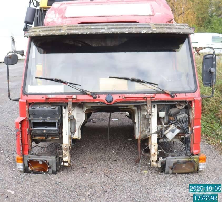 Scania P 82 M Cabinas e interior