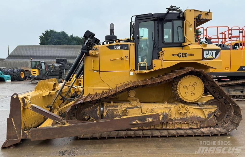 CAT D6T Buldozer sobre oruga
