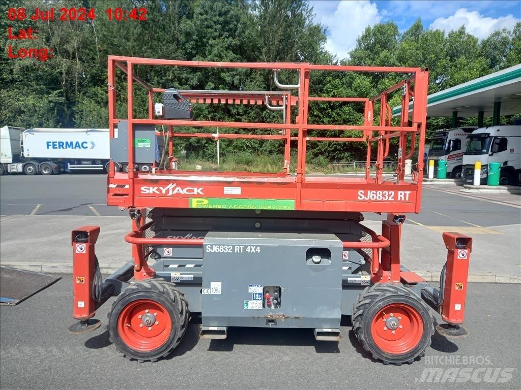 SkyJack SJ 6832 RT Plataformas tijera