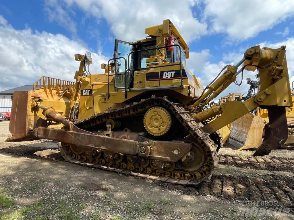 CAT D 9 T Buldozer sobre oruga