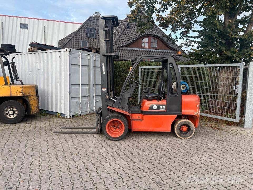 Nissan UGD02 A 30 PQ Carretillas LPG