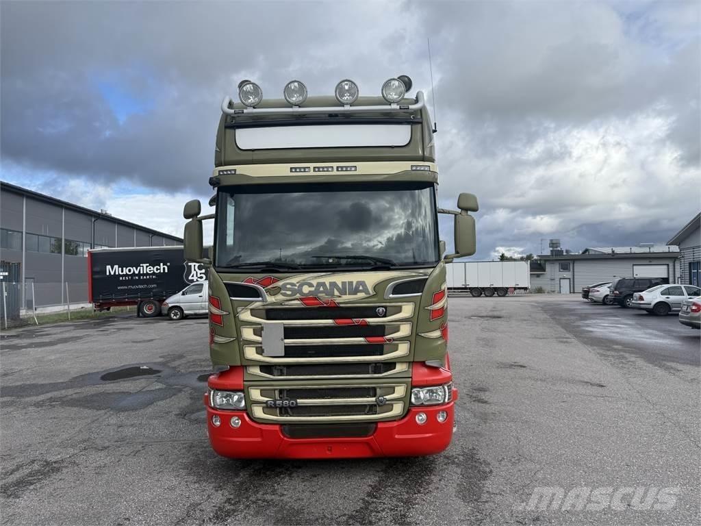 Scania R580 8X2 Camiones caja cerrada
