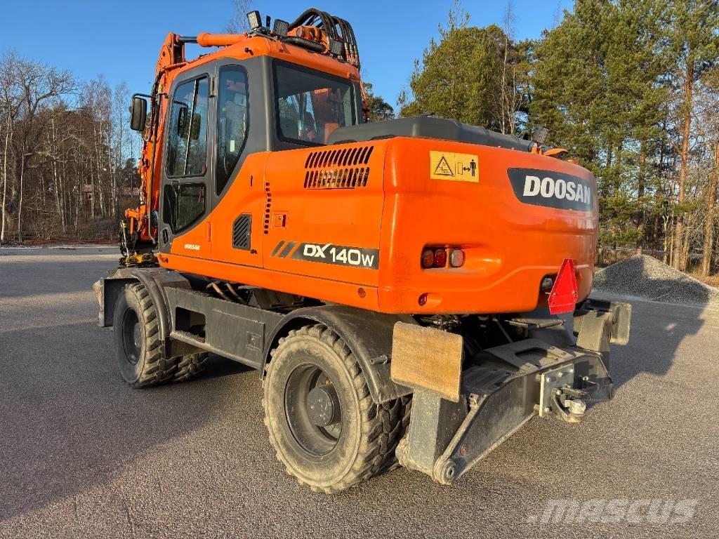 Doosan DX 140 W + vagn Excavadoras de ruedas