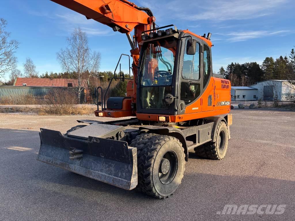 Doosan DX 140 W + vagn Excavadoras de ruedas