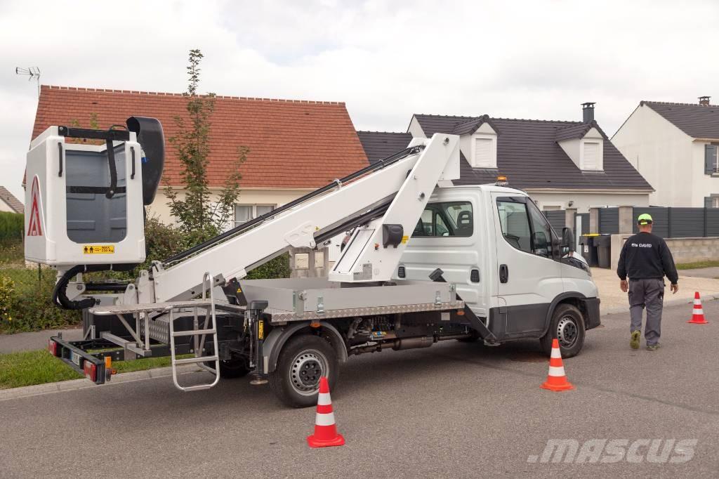 Iveco IS35SI2AA Plataformas sobre camión