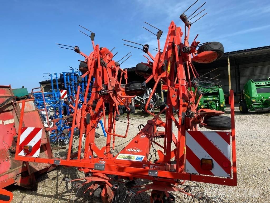 Kuhn GF8702 Rastrillos y henificadores