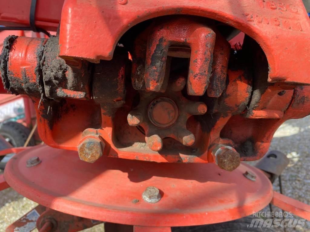 Kuhn GF8702 Rastrillos y henificadores