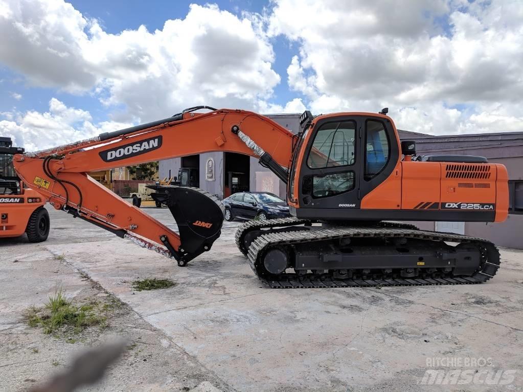 Doosan DX 225 LCA Excavadoras de cadenas