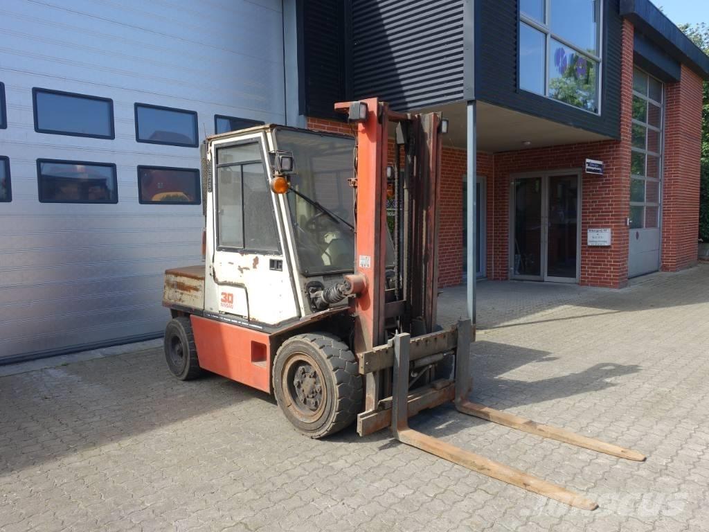 Nissan EGH02 A 30 U Carretillas diesel
