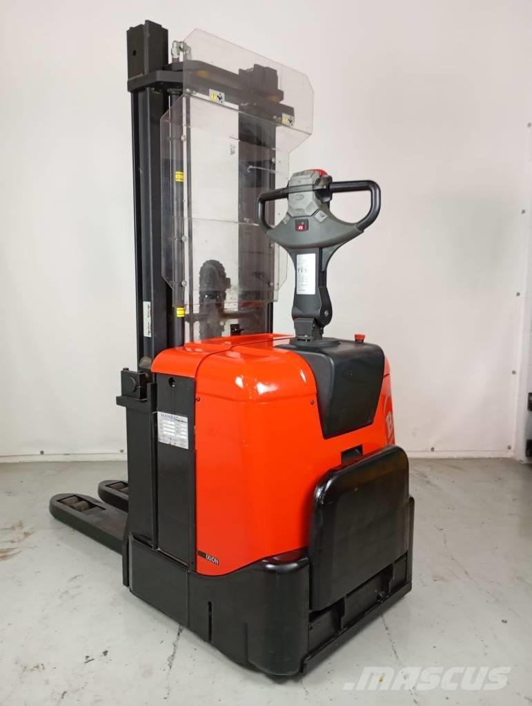 BT SPE 125 Apiladores eléctricos autopropulsados