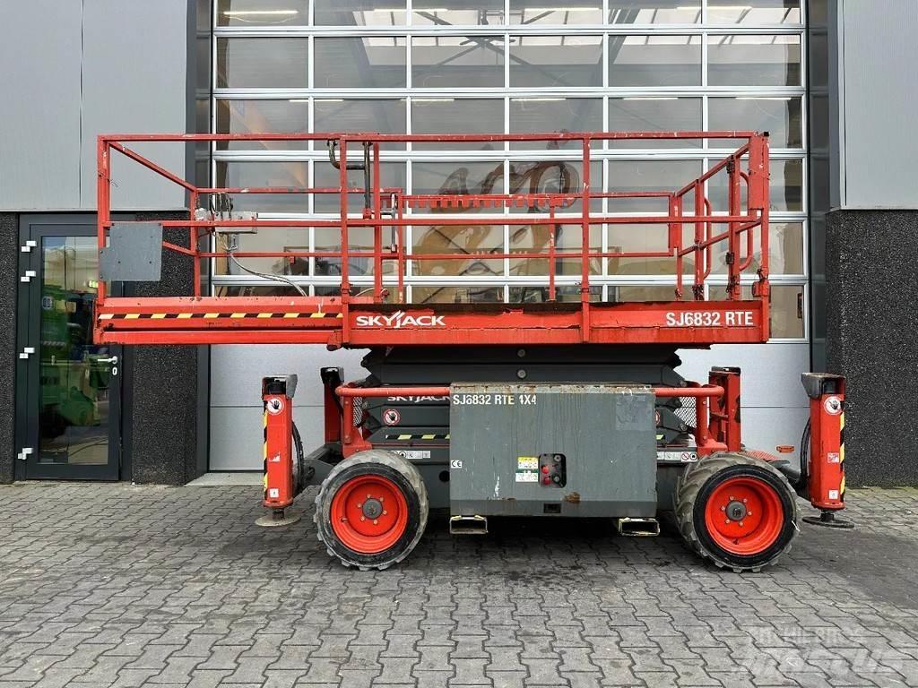 SkyJack SJ6832 RTE Plataformas tijera
