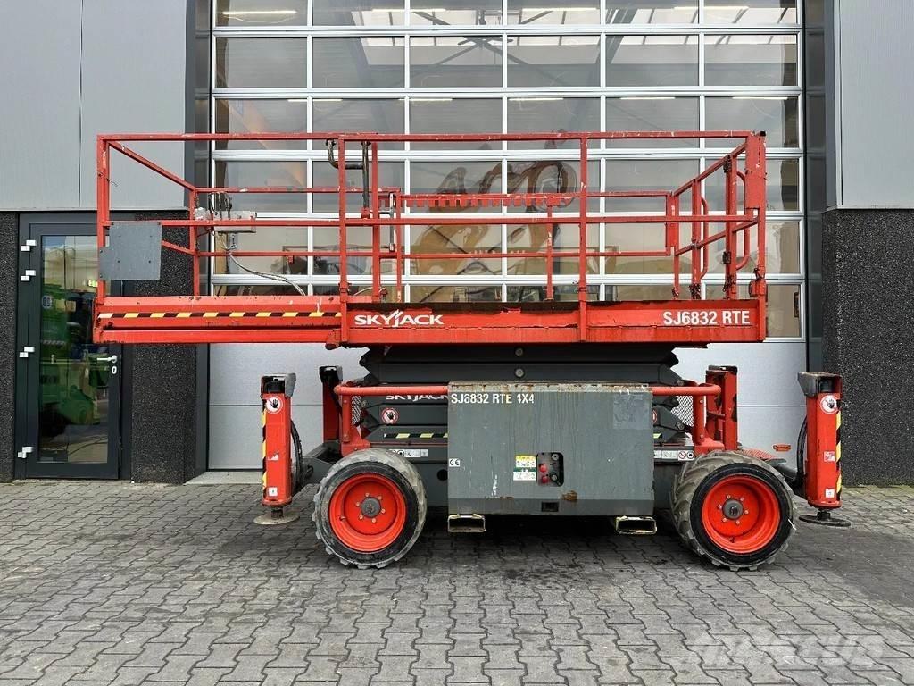 SkyJack SJ6832 RTE Plataformas tijera