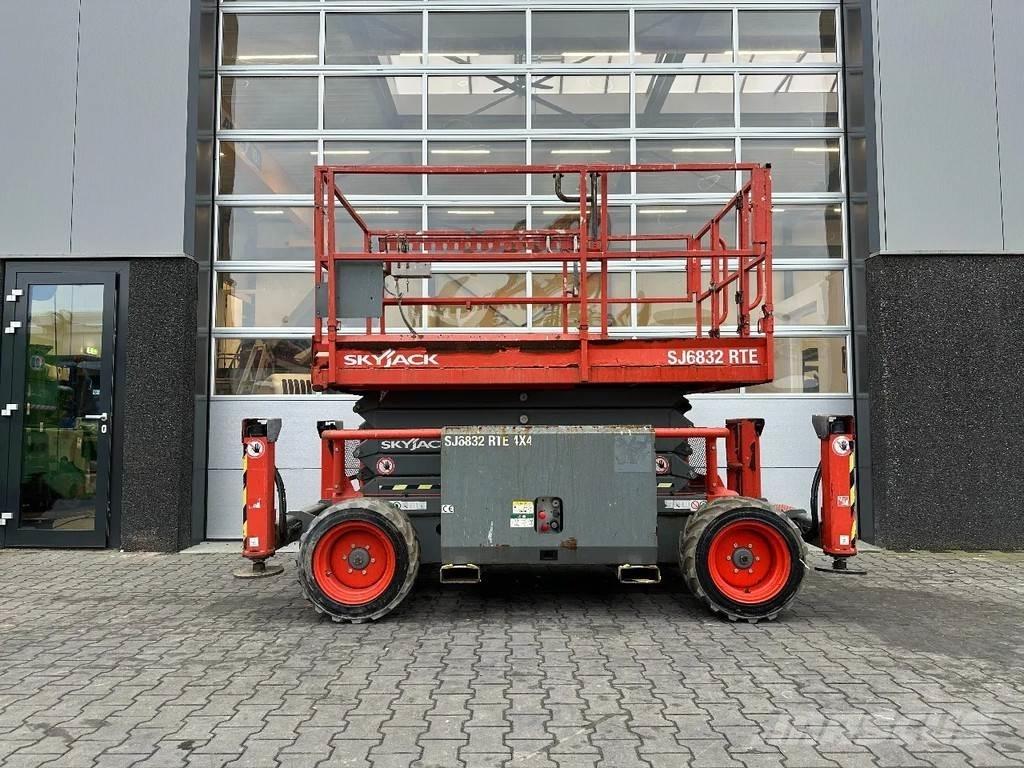 SkyJack SJ6832 RTE Plataformas tijera