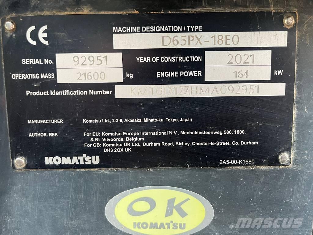 Komatsu D65PX-18E0 Buldozer sobre oruga