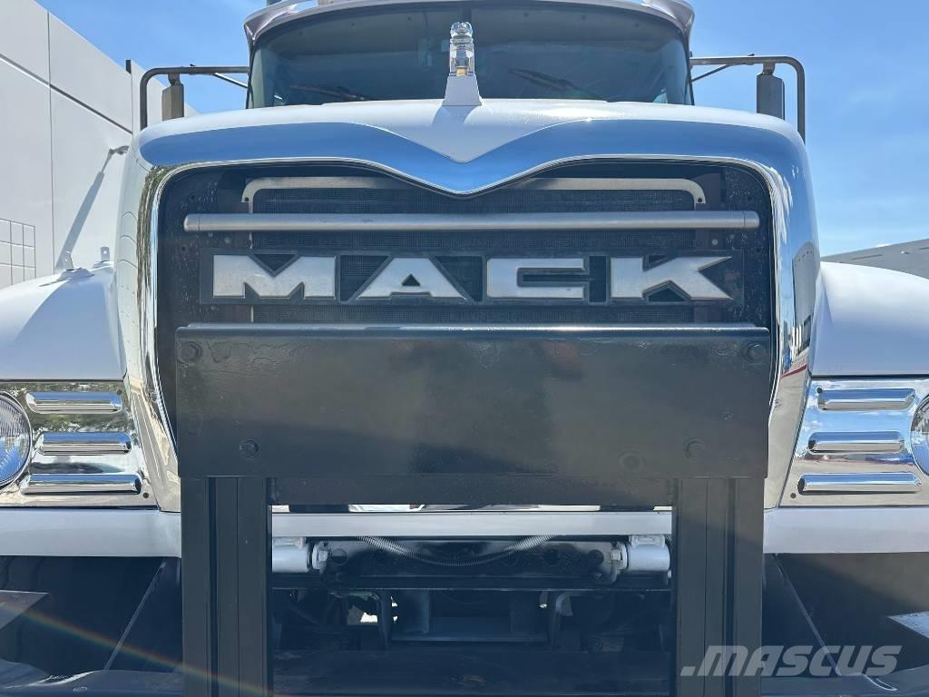 Mack CV 713 Camiones con gancho