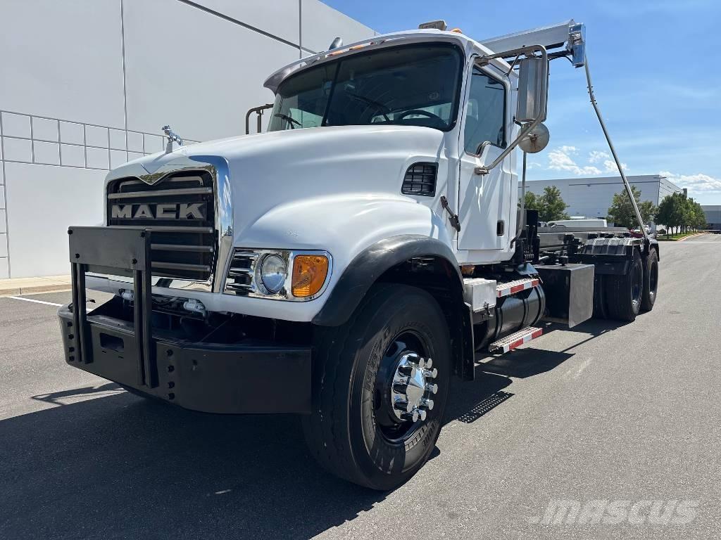 Mack CV 713 Camiones con gancho
