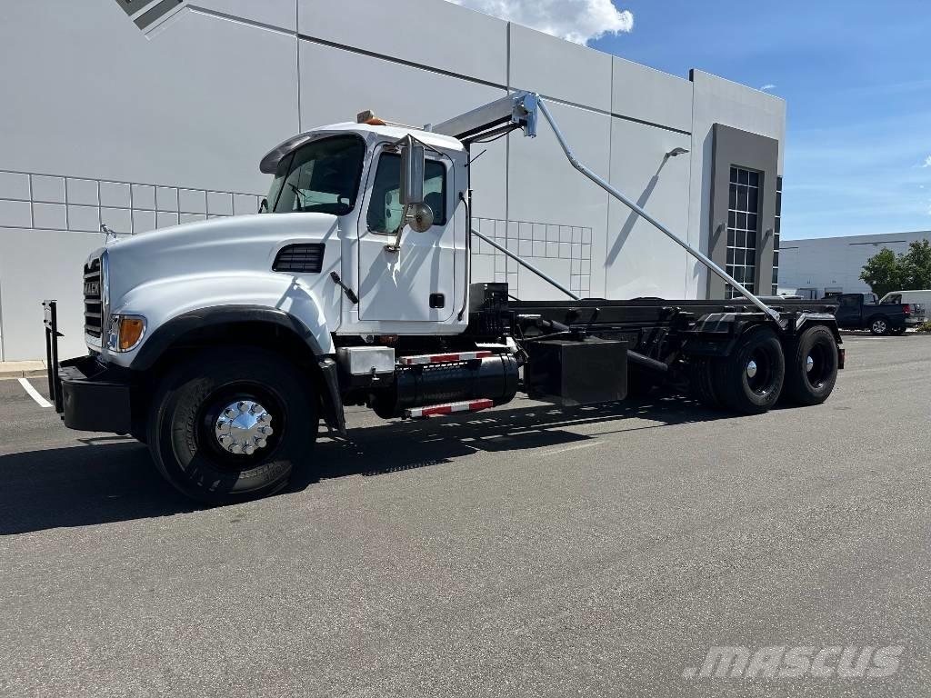 Mack CV 713 Camiones con gancho