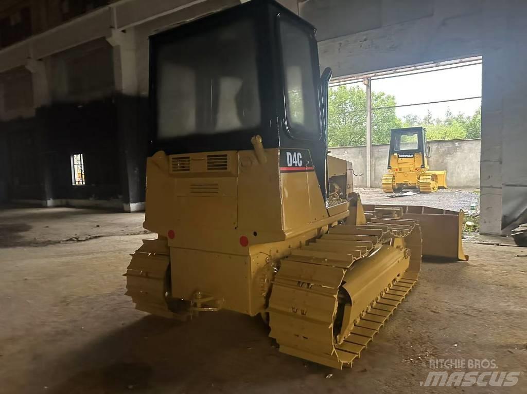 CAT D 4 C Buldozer sobre oruga